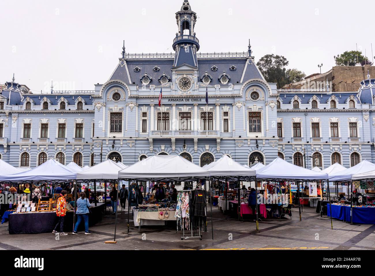 Ein Straßenmarkt in Sotomayor Plaza, Valparaiso, Region Valparaiso, Chile. Stockfoto