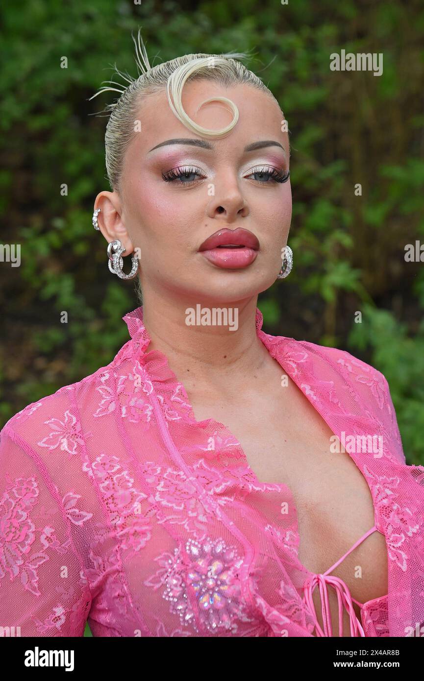 Katja Krasavice beim Bild RENNTAG auf der Trabrennbahn in Gelsenkirchen am 01.05.2024 *** Katja Krasavice auf der Bild RENNTAG auf der Trabrennbahn in Gelsenkirchen am 01 05 2024 Stockfoto