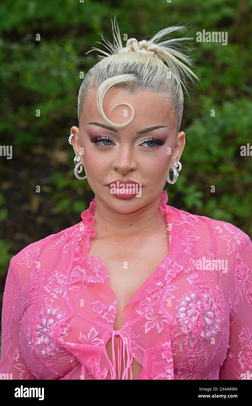 Katja Krasavice beim Bild RENNTAG auf der Trabrennbahn in Gelsenkirchen am 01.05.2024 *** Katja Krasavice auf der Bild RENNTAG auf der Trabrennbahn in Gelsenkirchen am 01 05 2024 Stockfoto