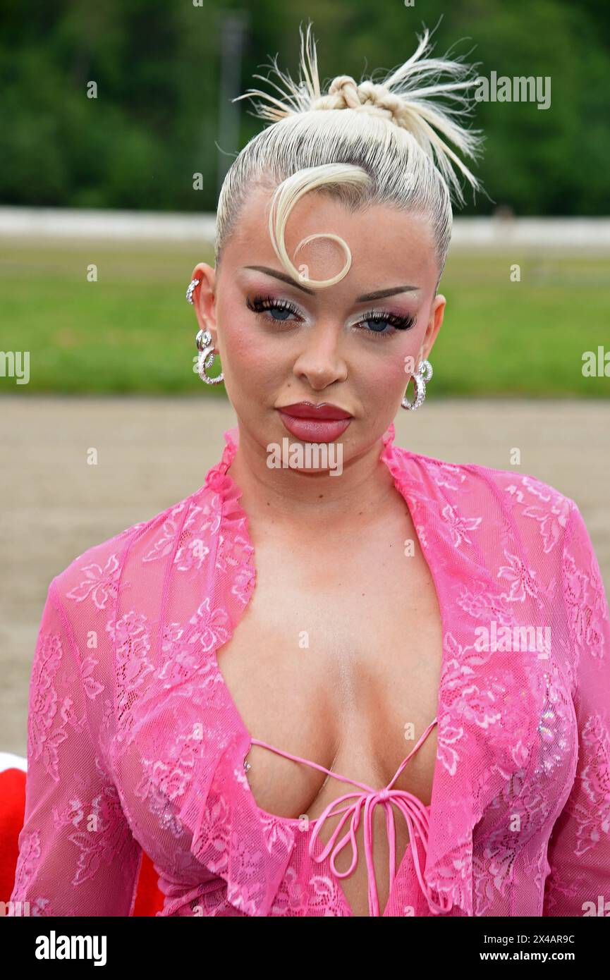 Katja Krasavice beim Bild RENNTAG auf der Trabrennbahn in Gelsenkirchen am 01.05.2024 *** Katja Krasavice auf der Bild RENNTAG auf der Trabrennbahn in Gelsenkirchen am 01 05 2024 Stockfoto