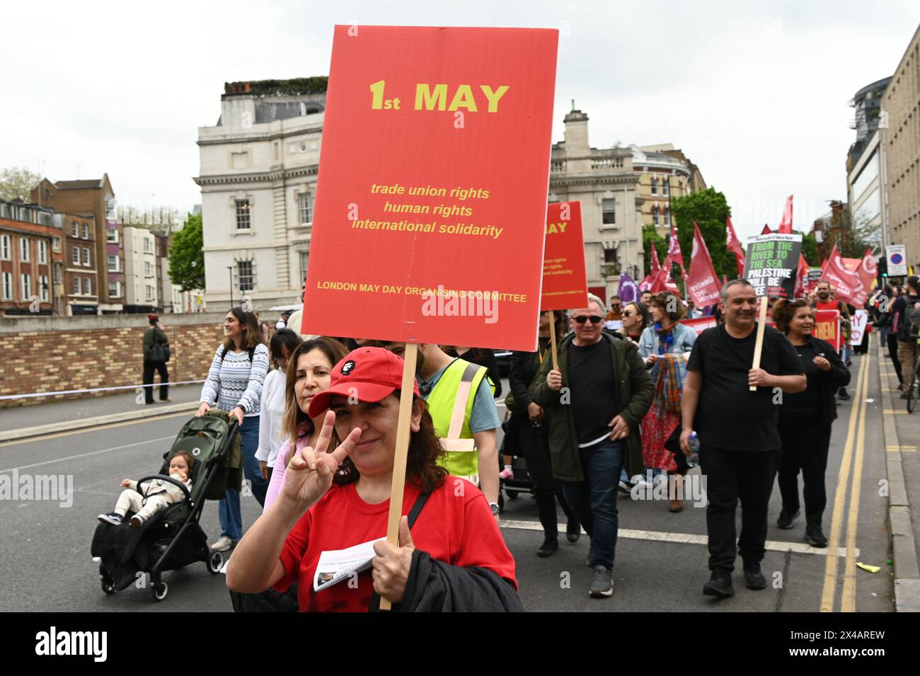 Clerkenwell Green, London, Großbritannien. Mai 2024. Der diesjährige Mai-märz konzentrierte sich auf den Widerstand gegen das Gewinnwachstum der Reichen, Rassismus und derer, die uns Spalten wollen. Die Situation in Gaza/Palästina muss sofort gestoppt werden. Die Arbeiter sind für den Sozialismus und gegen den Kapitalismus. Sie befürworten ein Ende der modernen Sklaverei, des Krieges und der Zerstörung. Quelle: Siehe Li/Picture Capital/Alamy Live News Stockfoto