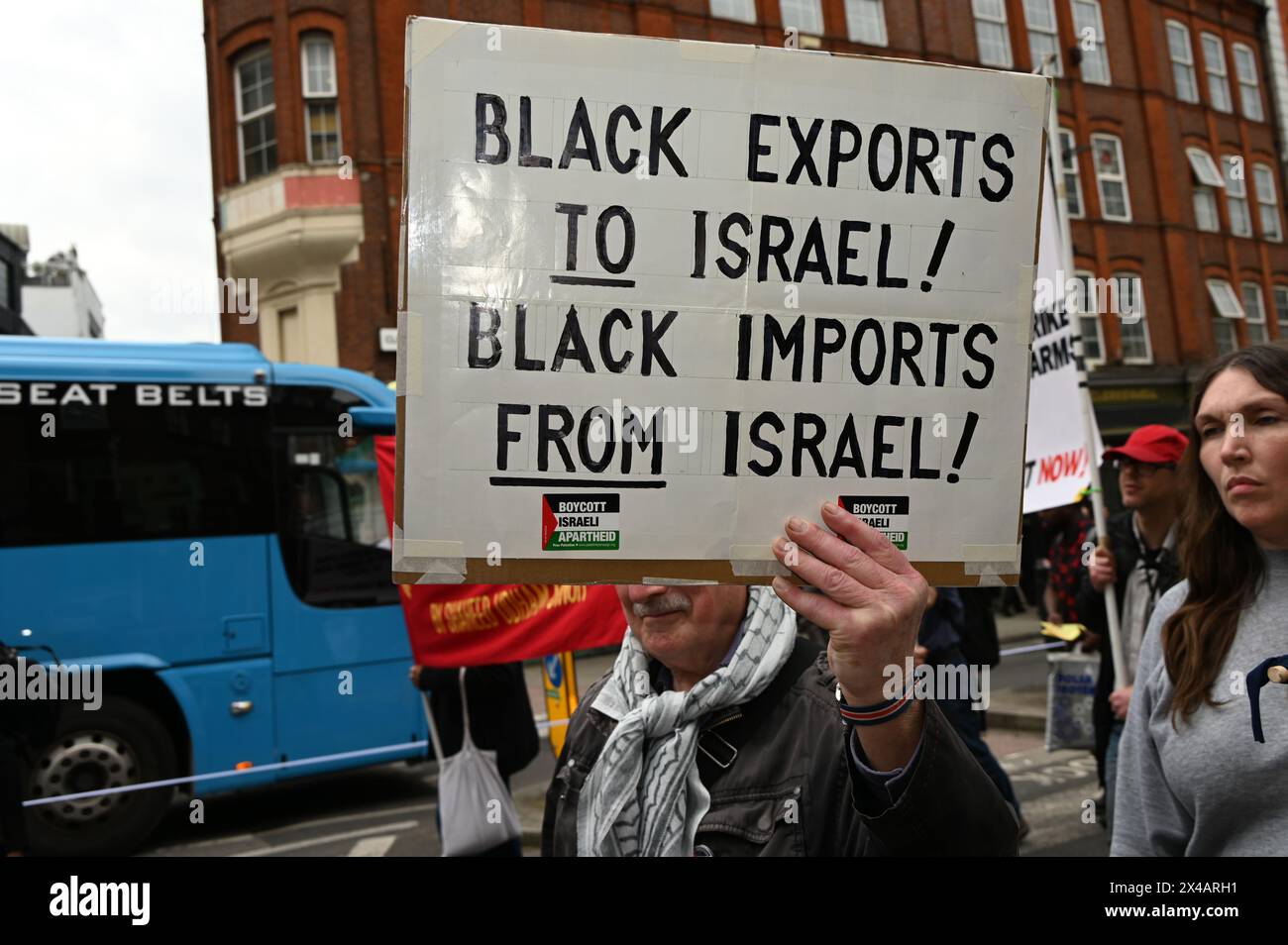 Clerkenwell Green, London, Großbritannien. Mai 2024. Der diesjährige Mai-märz konzentrierte sich auf den Widerstand gegen das Gewinnwachstum der Reichen, Rassismus und derer, die uns Spalten wollen. Die Situation in Gaza/Palästina muss sofort gestoppt werden. Die Arbeiter sind für den Sozialismus und gegen den Kapitalismus. Sie befürworten ein Ende der modernen Sklaverei, des Krieges und der Zerstörung. Quelle: Siehe Li/Picture Capital/Alamy Live News Stockfoto