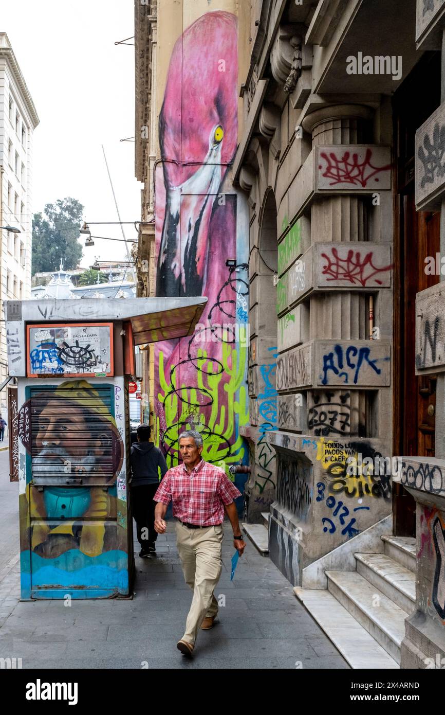 Eine Straßenszene im historischen Viertel von Valparaiso, Region Valparaiso, Chile. Stockfoto