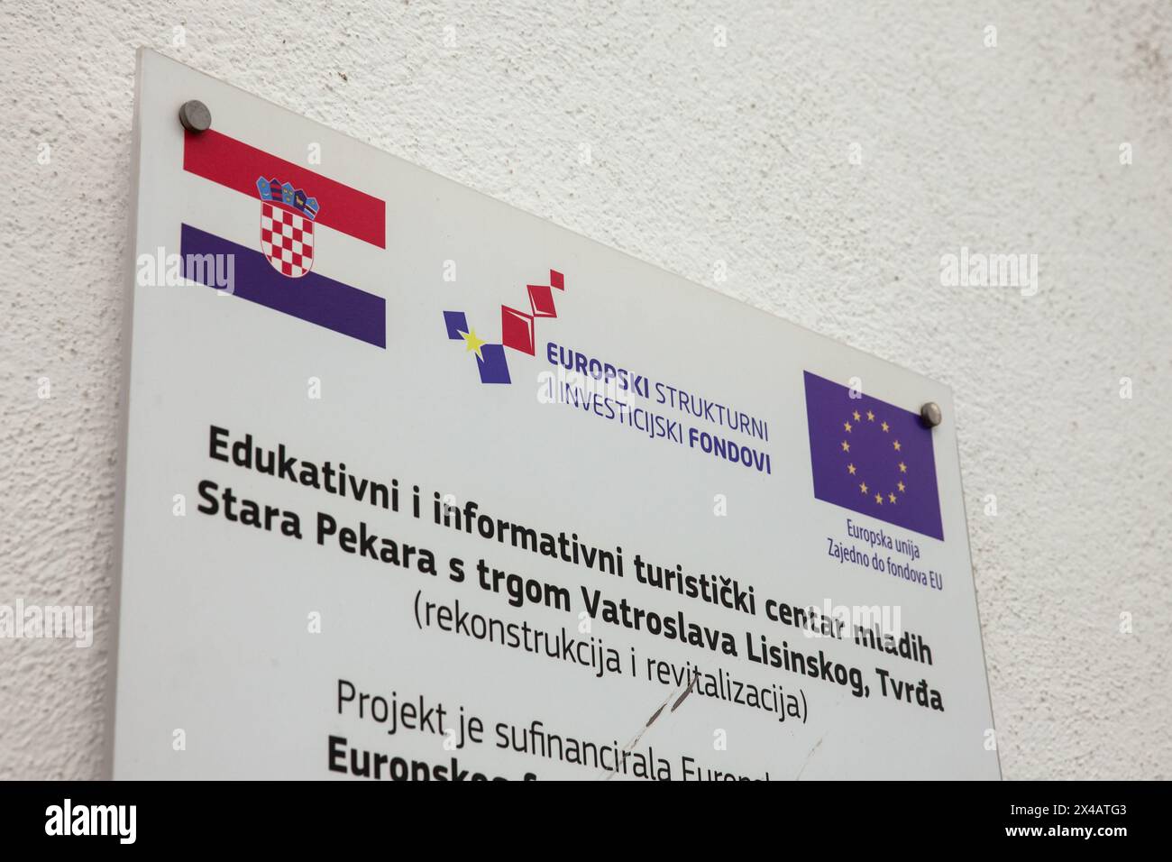 Bild eines Schildes, das anzeigt, dass ein Wiederaufbauprojekt von der kroatischen Regierung und der Europäischen Union in Kroatien, osijek, über den Europ finanziert wird Stockfoto