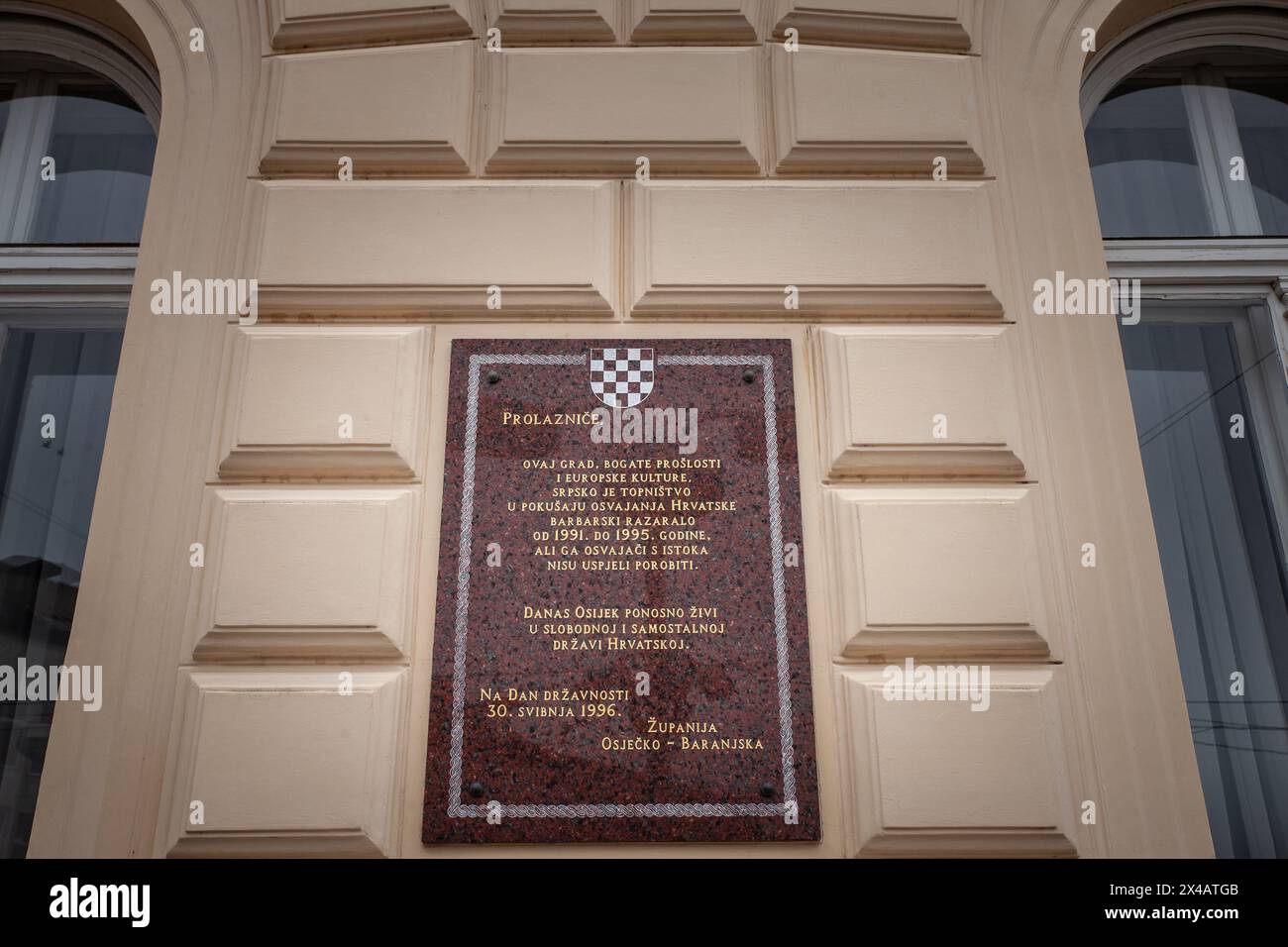 Bild einer Gedenktafel zur Erinnerung an die kroatische Armee und ihre Rolle bei der Verteidigung der Stadt osijek während des Krieges 1991-1995 gegen serbien und Yugoslawien Stockfoto