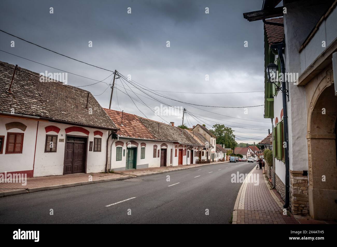 Bild der Hauptstraße von Villany am Nachmittag. Villány ist eine Stadt in der ungarischen Grafschaft Baranya, die für ihren Wein berühmt ist. Einwohner sind Ungarn Stockfoto