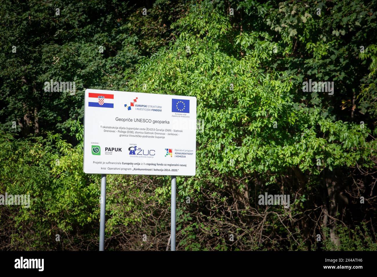 Abbildung eines Schildes, das anzeigt, dass ein Projekt von der kroatischen Regierung und der Europäischen Union in Kroatien, Papuk, über die europäische Struktur A finanziert wird Stockfoto
