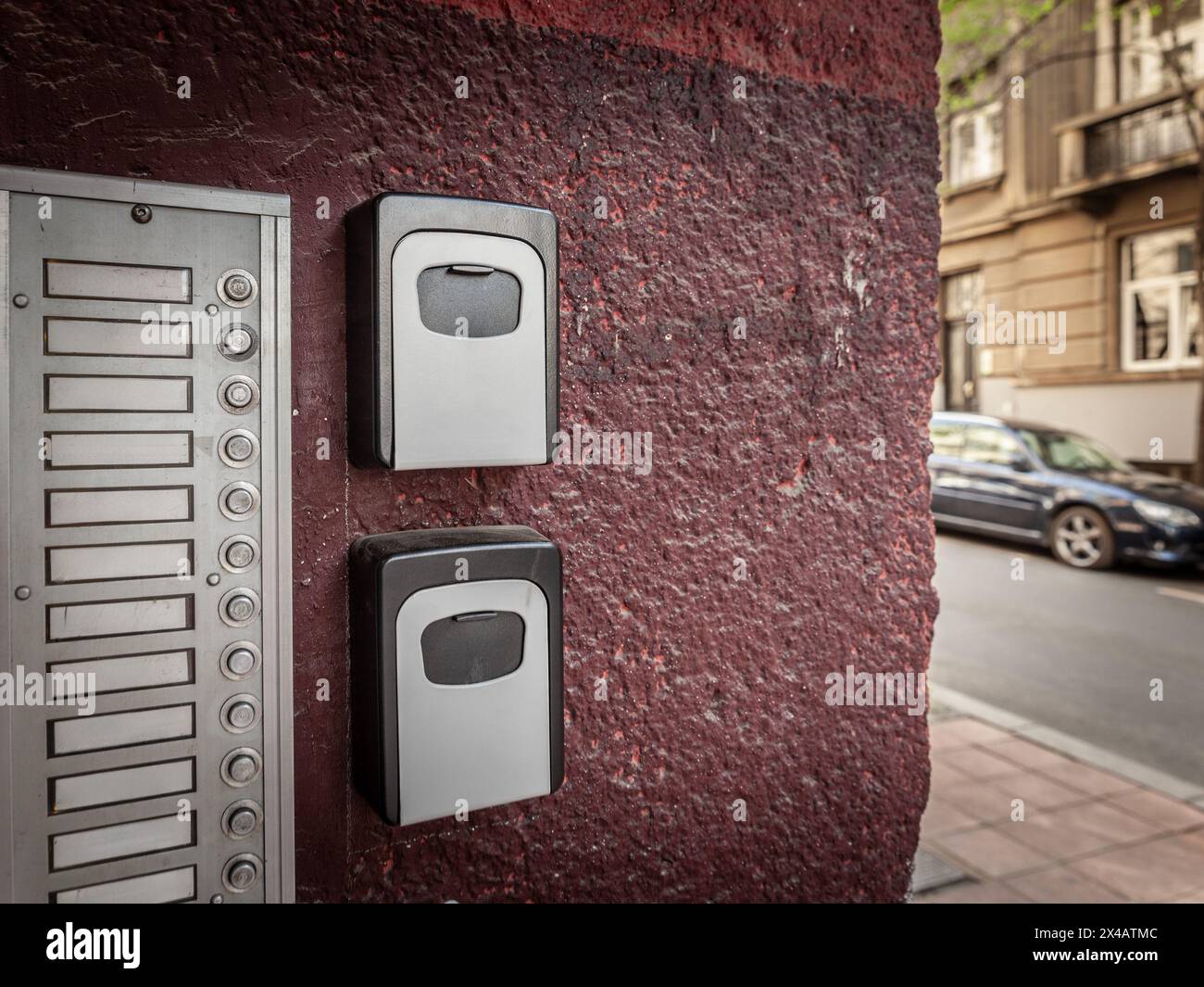 Bild eines Schließfachs für kurzfristige Anmietungen in einer Straße Europas, der kontaktlos zur Übergabe des Schlüssels verwendet wird. Stockfoto