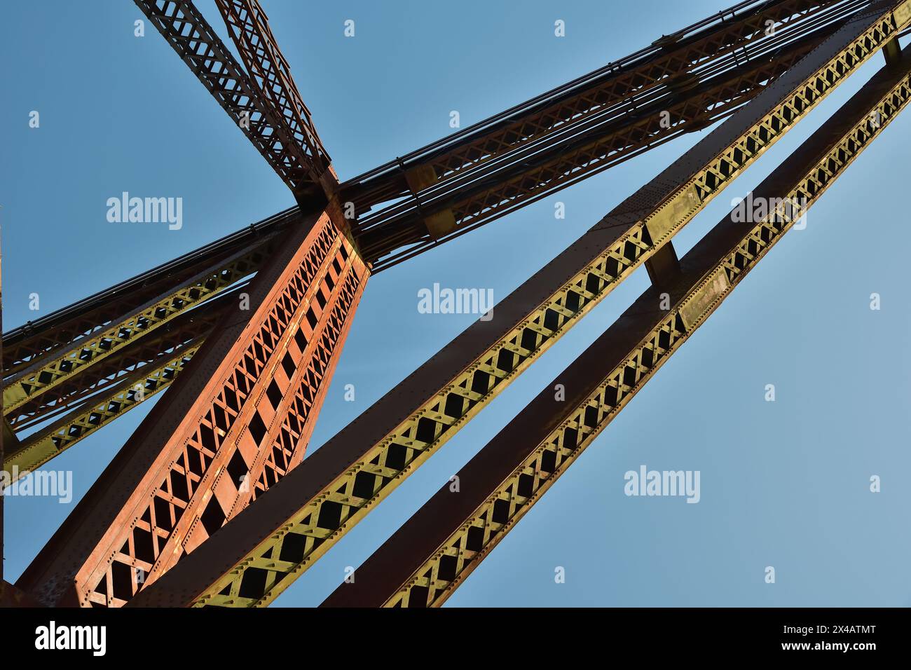 Großer Stahlträger aus Platten und Nieten aus Nickellegierung. Verrostete alte Struktur Stockfoto