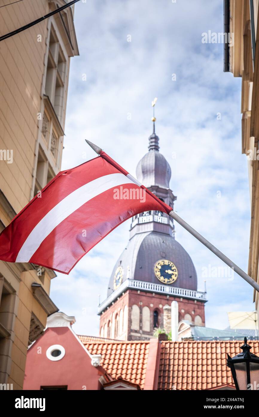 Bild der lettischen Flagge. Die Nationalflagge Lettlands wurde von 1918 bis zur Besetzung des Landes durch die Sowjetunion i. verwendet Stockfoto