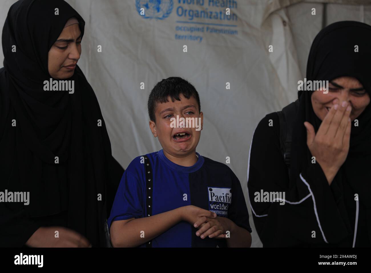 Gaza. Mai 2024. Menschen trauern am 1. Mai 2024 in einem Krankenhaus in Rafah im südlichen Gazastreifen um ihre Verwandten. Die Zahl der palästinensischen Todesopfer aufgrund der laufenden israelischen Angriffe auf den Gazastreifen ist auf 34.568, so die von der Hamas betriebenen Gesundheitsbehörden am Mittwoch in einer Pressemitteilung. Quelle: Rizek Abdeljawad/Xinhua/Alamy Live News Stockfoto