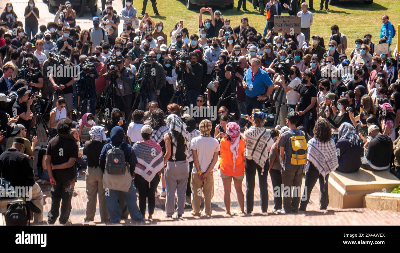 Los Angeles, USA. Mai 2024. Studentenprotestierende stehen vor den Nachrichtenmedien auf den Janss Steps auf dem UCLA Campus. Ein Lager, das gegen den Krieg in Gaza protestiert, wurde auf dem Royce Quad auf dem Campus der UCLA, der University of California, Los Angeles, eingerichtet. Demonstranten richteten Zelte und Schilder auf dem Quad ein, um gegen den Krieg zwischen Israel und Palästina zu protestieren. Quelle: Stu Gray/Alamy Live News. Stockfoto