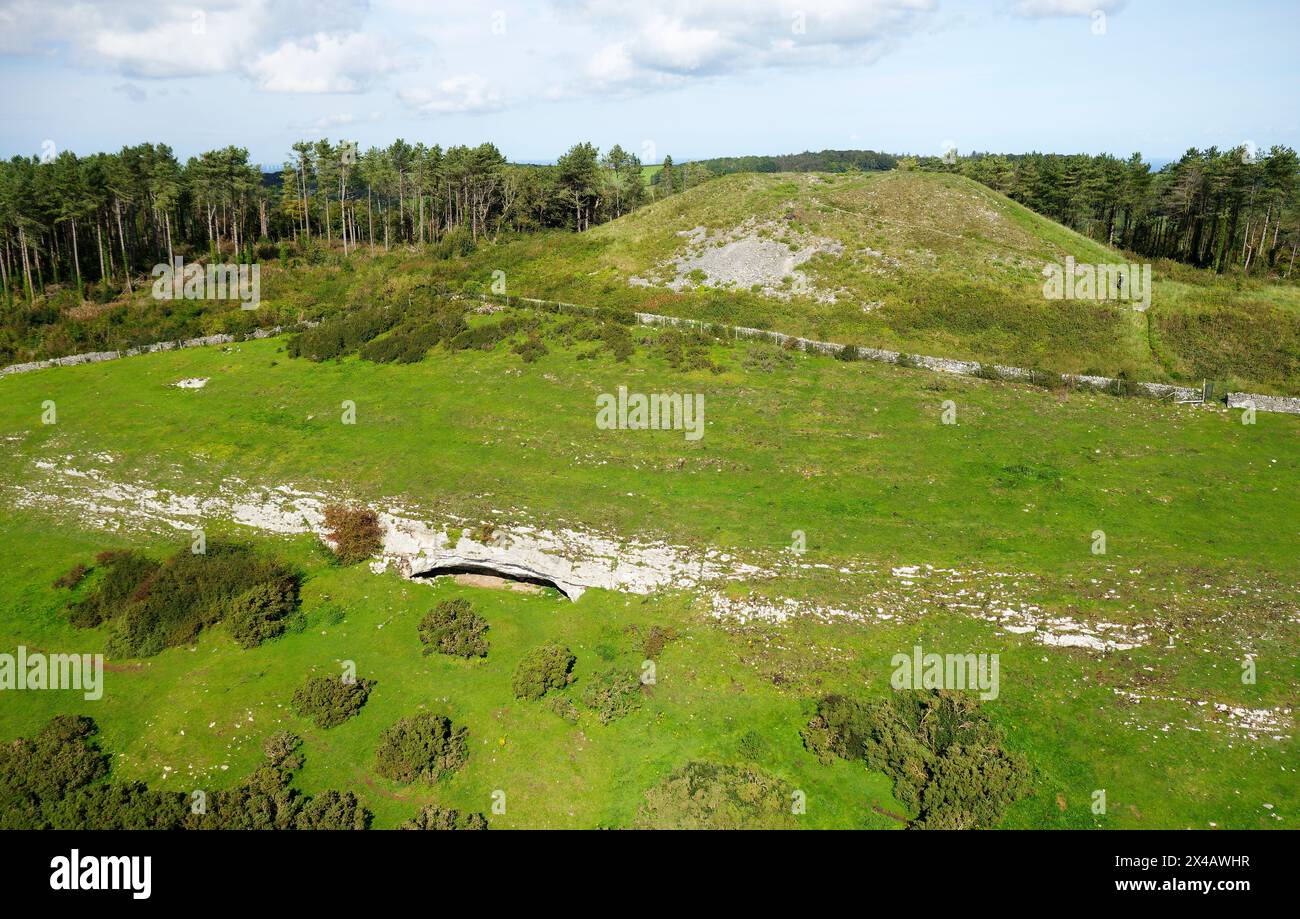 GOP Hill Caves mit dem massiven Cairn Mound darüber. Trelawnyd, N. Wales. Neolithische bis bronzezeitliche Stätte, zweitgrößter künstlicher Hügel Großbritanniens Stockfoto