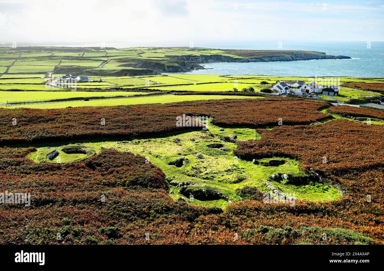 Holyhead Mountain Ty Mawr Hut Kreise. Teil des prähistorischen Neolithikums durch die Eisenzeit Haus Siedlungssteinfundamente. Anglesey, Wales. Blick nach Süden Stockfoto