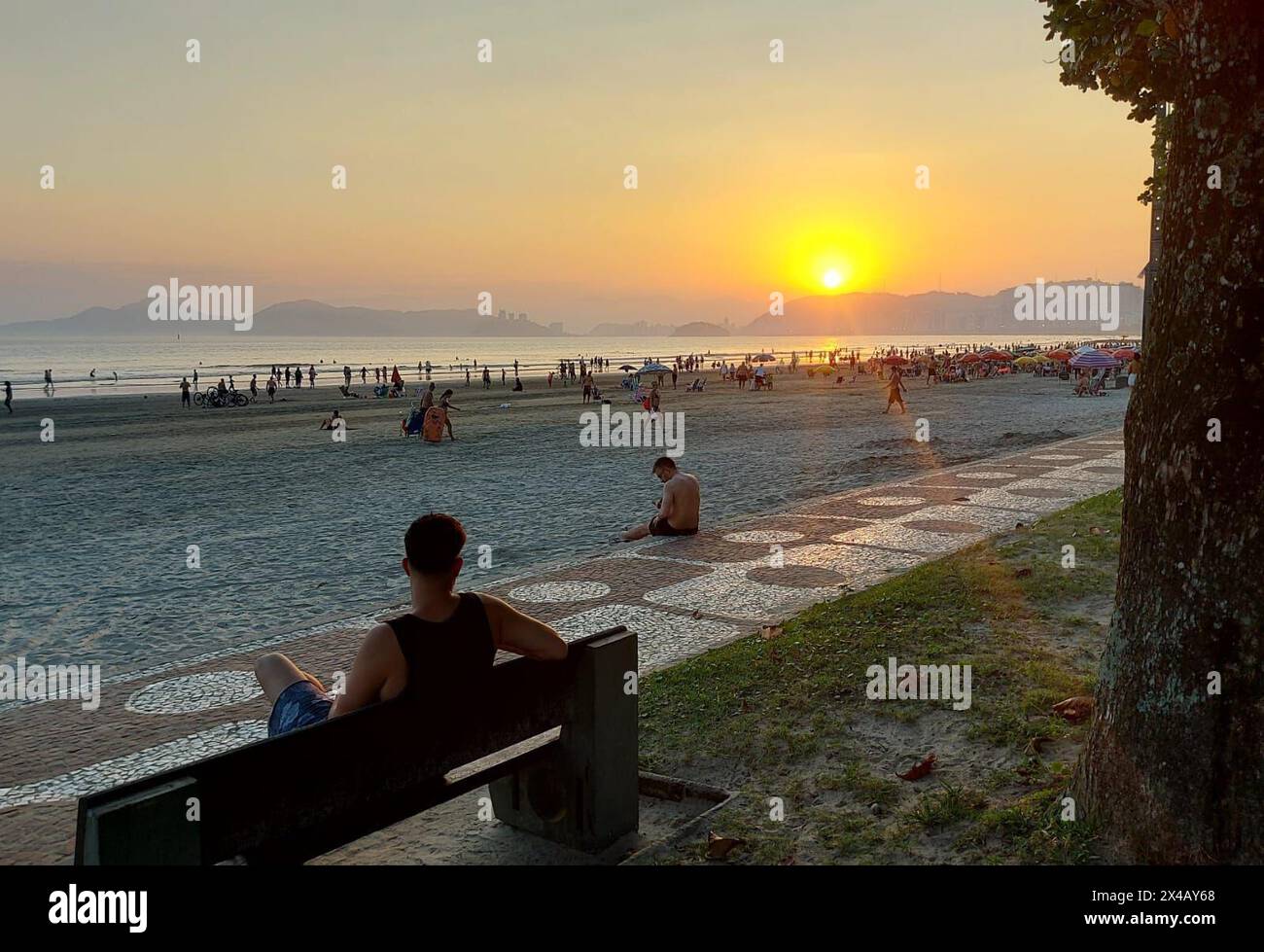 Mai 2024, Santos, Sao Paulo, Brasilien: SANTOS (SP), 01.05.2024-SONNE/STRAND/URLAUB/SANTOS-die Hitzewelle der letzten Tage hatte positive wirtschaftliche Auswirkungen auf die Stadt Santos, Touristen, Händler und Hotelkette in Baixada Santista feierten, die Strände waren zu Beginn des Abends auf ihrer gesamten Länge besetzt, rund 90 000 Fahrzeuge waren nach dem Ausnutzen des Urlaubs am Mittwoch, dem 1., in die Hauptstadt zurückgekehrt. (Foto: Luigi Bongiovanni/Thenews2/Zumapress) (Foto: © Luigi Bongiovanni/TheNEWS2 via ZUMA Press Wire) NUR REDAKTIONELLE VERWENDUNG! Nicht für Commercia Stockfoto