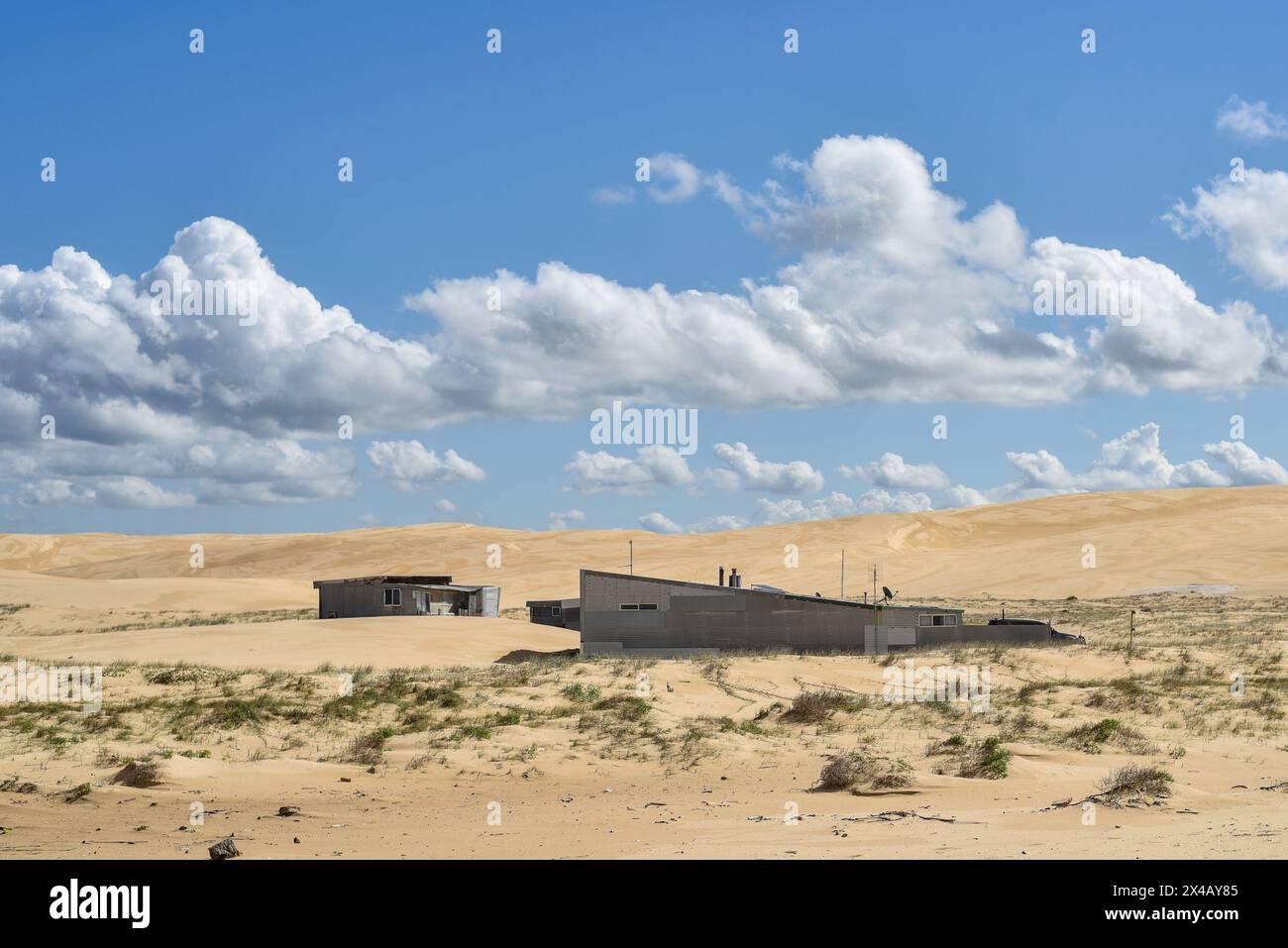 Hütten zwischen den Sanddünen, bekannt als Tin City Stockfoto