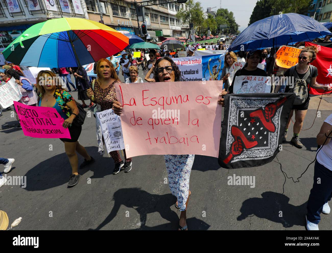 Mexiko-Stadt, Mexiko. Mai 2024. Transgender-Frauen nehmen an einer Demonstration Teil, um im Rahmen des Internationalen Arbeitstages bessere Arbeitsbedingungen und ein Ende von Femiziden und Transfemiziden zu fordern. Am 1. Mai 2024 in Mexiko-Stadt. (Foto: Ian Robles/Eyepix Group/SIPA USA) Credit: SIPA USA/Alamy Live News Stockfoto