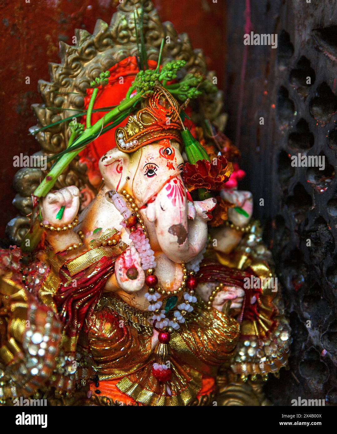 Farbenfrohe Statue von Ganesh in Varanasi, Indien. Stockfoto