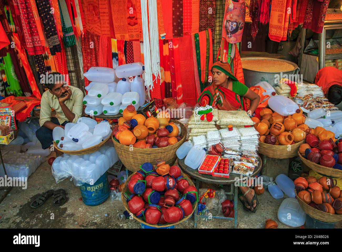 Verkäufer von Pilgervorräten in Varanasi, Indien. Stockfoto