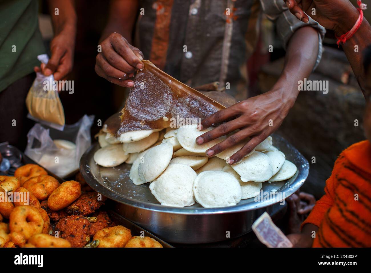 Idlis und Vadas zum Verkauf in einer Gasse in Varanasi, Indien. Stockfoto