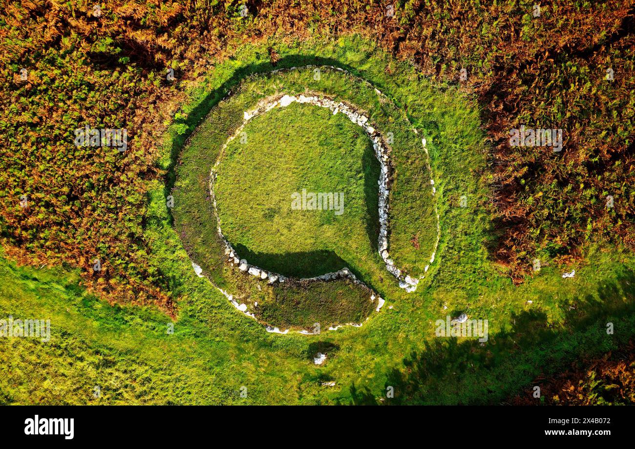 Holyhead Mountain Ty Mawr Hut Kreise. Prähistorische Steinhausgründung in der Siedlung aus dem Neolithikum bis zur Eisenzeit. Anglesey, Wales. Vogelperspektive Stockfoto