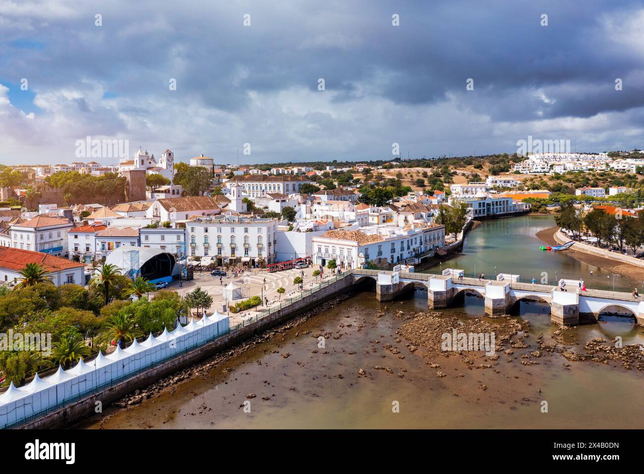 Blick auf die historische Stadt Tavira mit römischer Brücke über den Fluss Gilao, Algarve, Portugal. Stadtbild der Altstadt von Tavira mit Uhrturm, St. Marys Chu Stockfoto