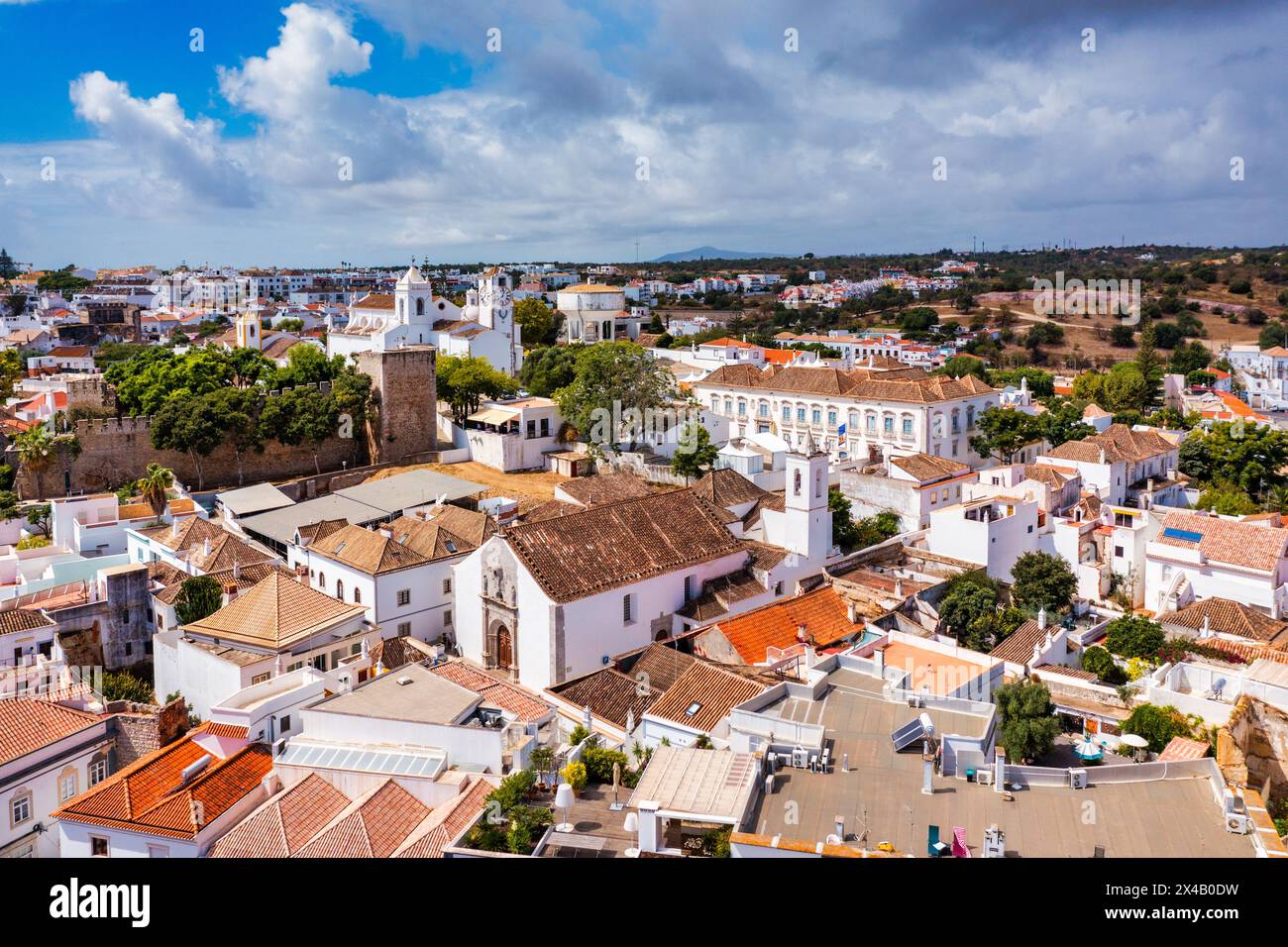 Blick auf die historische Stadt Tavira mit römischer Brücke über den Fluss Gilao, Algarve, Portugal. Stadtbild der Altstadt von Tavira mit Uhrturm, St. Marys Chu Stockfoto