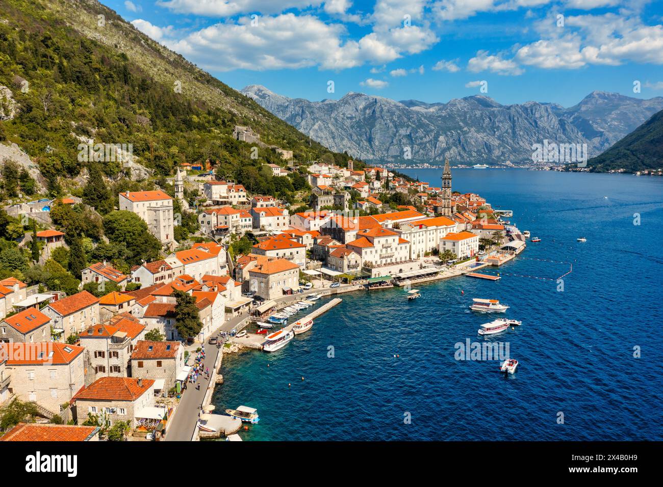 Blick auf die historische Stadt Perast an der berühmten Bucht von Kotor an einem schönen sonnigen Tag mit blauem Himmel und Wolken im Sommer, Montenegro. Historische Stadt P Stockfoto