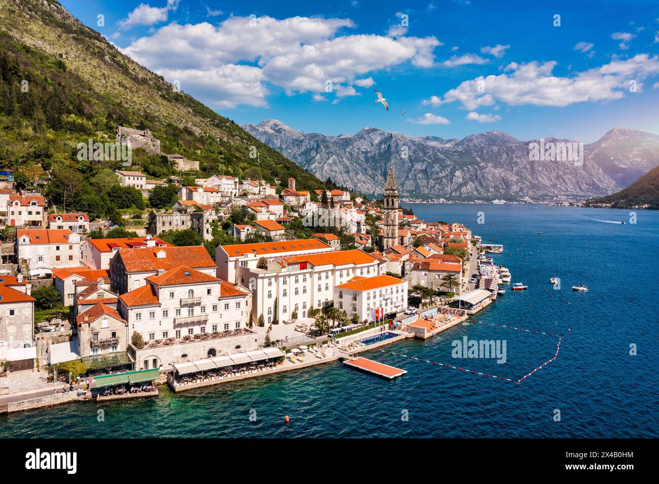 Blick auf die historische Stadt Perast an der berühmten Bucht von Kotor an einem schönen sonnigen Tag mit blauem Himmel und Wolken im Sommer, Montenegro. Historische Stadt P Stockfoto
