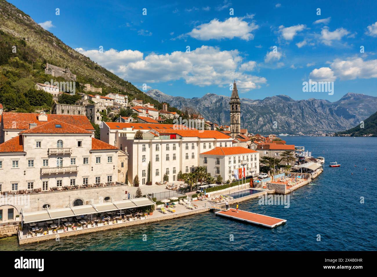 Blick auf die historische Stadt Perast an der berühmten Bucht von Kotor an einem schönen sonnigen Tag mit blauem Himmel und Wolken im Sommer, Montenegro. Historische Stadt P Stockfoto