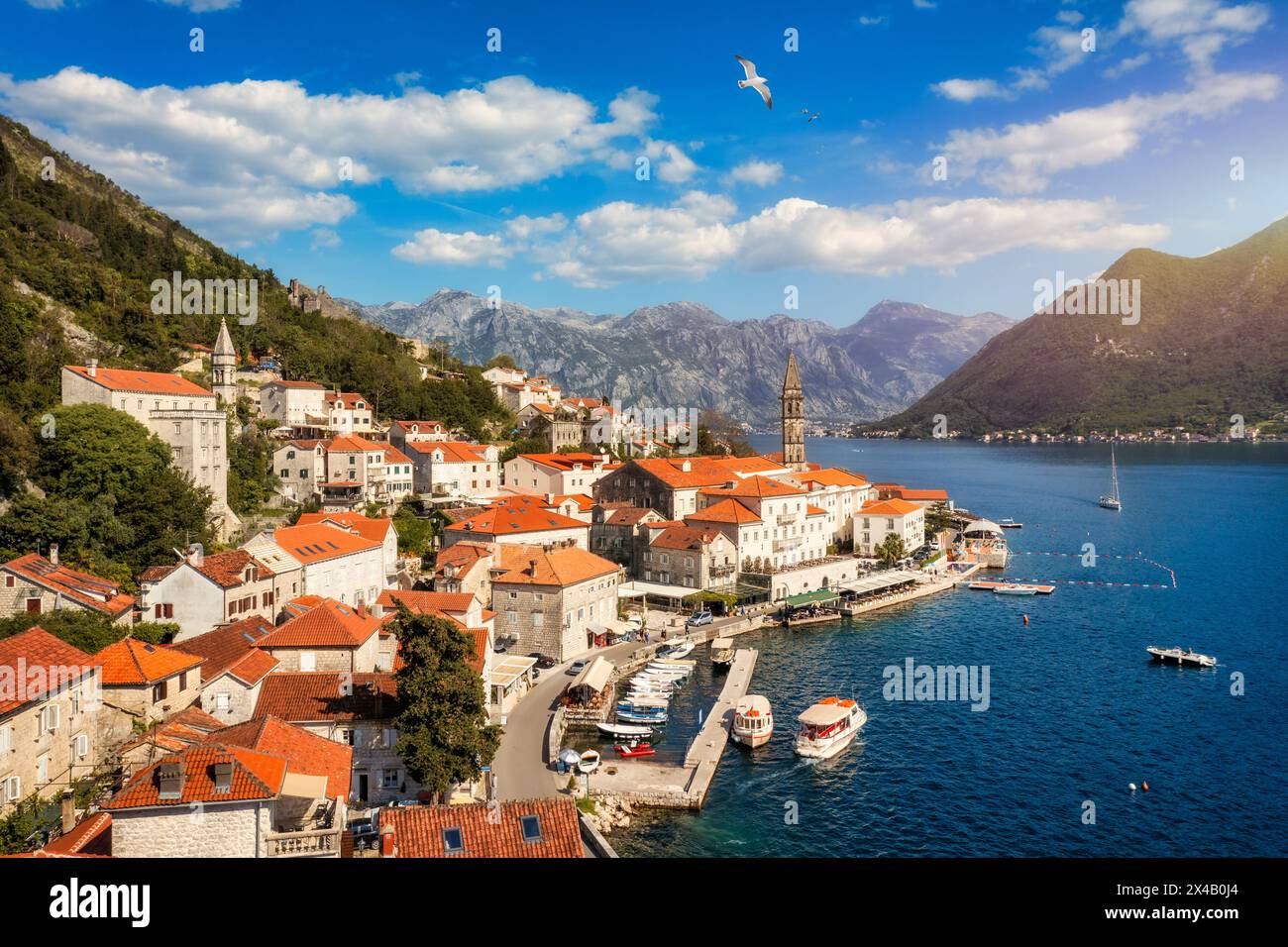 Blick auf die historische Stadt Perast an der berühmten Bucht von Kotor an einem schönen sonnigen Tag mit blauem Himmel und Wolken im Sommer, Montenegro. Historische Stadt P Stockfoto