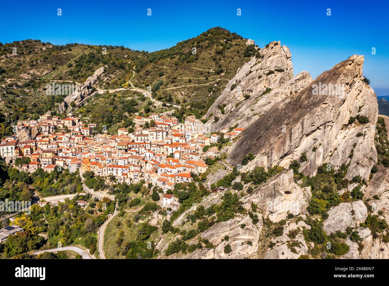 Das malerische Dorf Castelmezzano, Provinz Potenza, Basilicata, Italien. Stadtansicht auf die mittelalterliche Stadt Castelmazzano, Italien. Gegossen Stockfoto