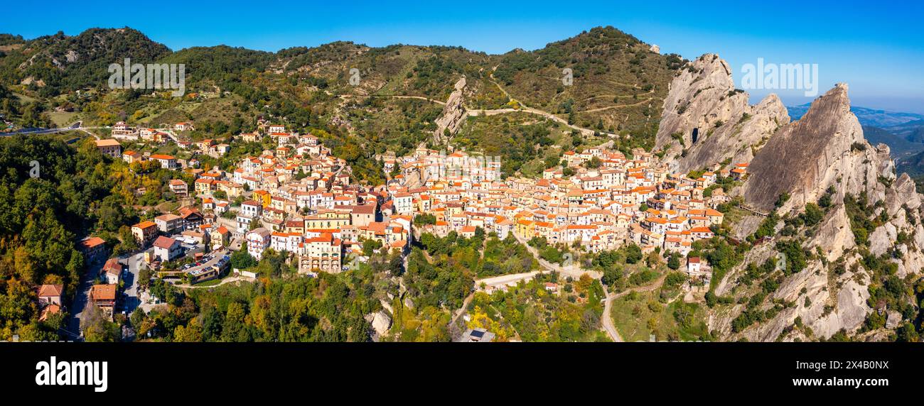 Das malerische Dorf Castelmezzano, Provinz Potenza, Basilicata, Italien. Stadtansicht auf die mittelalterliche Stadt Castelmazzano, Italien. Gegossen Stockfoto