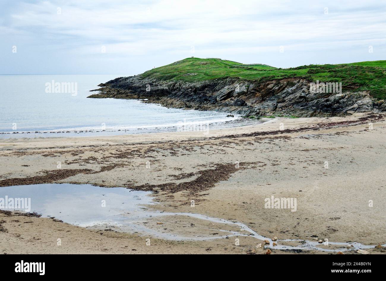 Die neolithische Grabkammer Barclodiad y Gawres befindet sich auf der nördlichen Landzunge der Cable Bay, Anglesey, Wales. Durchgangsgrab mit fein verzierten Steinen Stockfoto