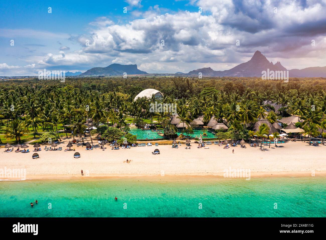 Strand von Flic en FLAC mit wunderschönen Gipfeln im Hintergrund, Mauritius. Wunderschöne Insel Mauritius mit herrlichem Strand Flic en FLAC, aus der Vogelperspektive Stockfoto