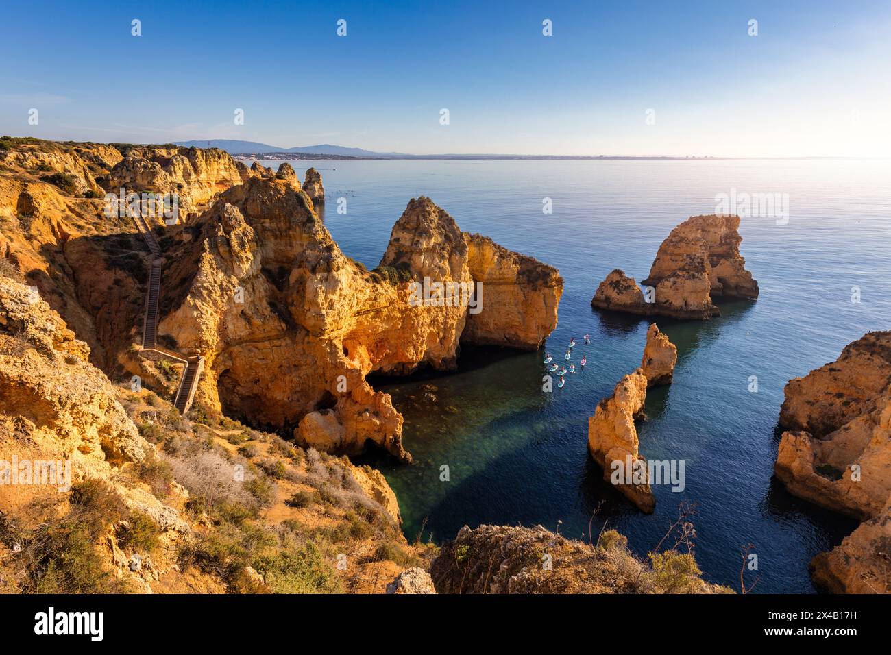 Panoramaaussicht, Ponta da Piedade in der Nähe von Lagos an der Algarve, Portugal. Cliff Felsen und touristische Boot auf See bei Ponta da Piedade, Algarve, Portugal. P Stockfoto