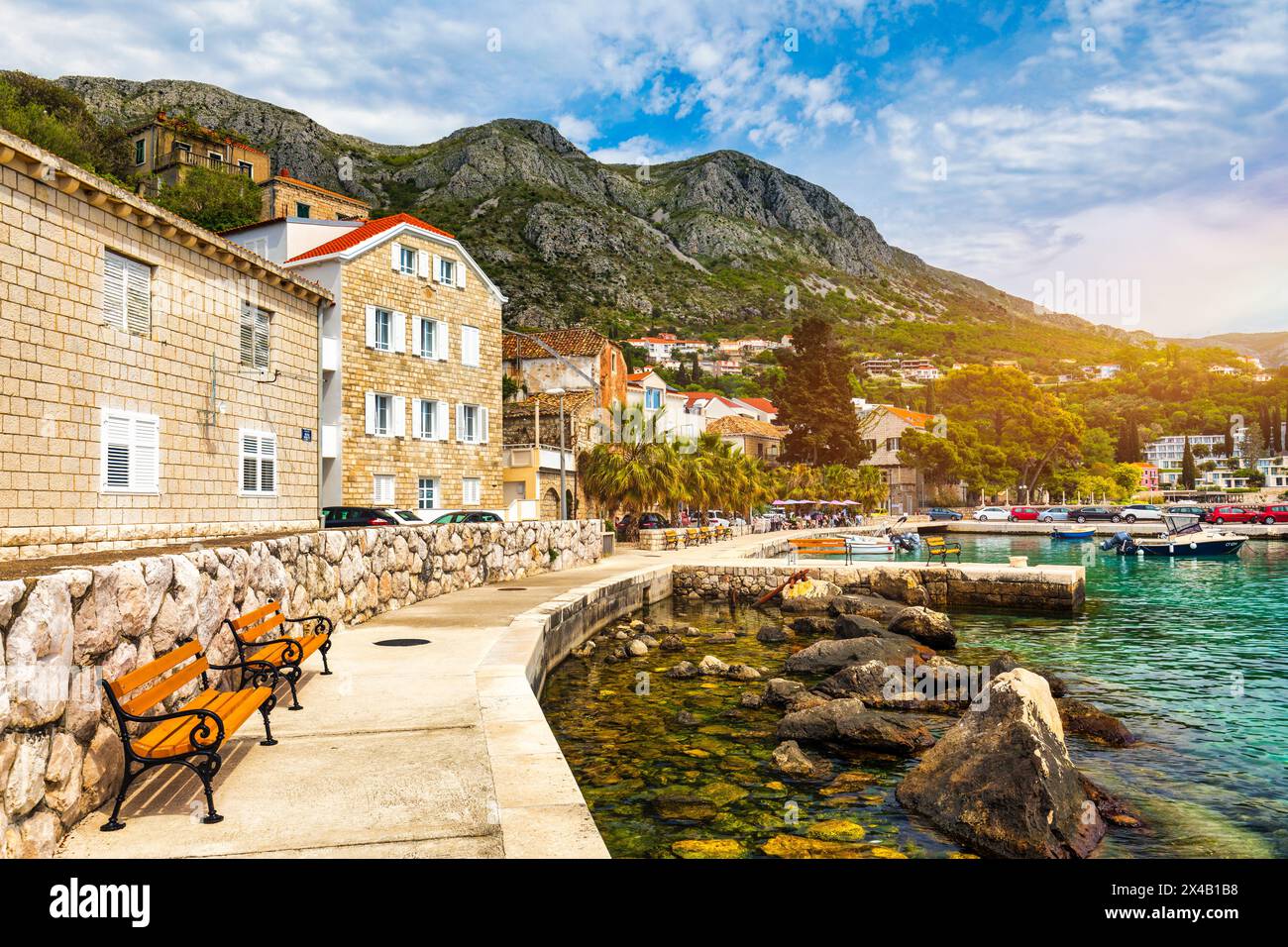 Idyllisches Dorf Mlini in Dubrovnik Archipel Blick, Süddalmatien Region in Kroatien. Adria-Dorf Mlini Uferpromenade aus der Vogelperspektive, Dubrovnik Stockfoto