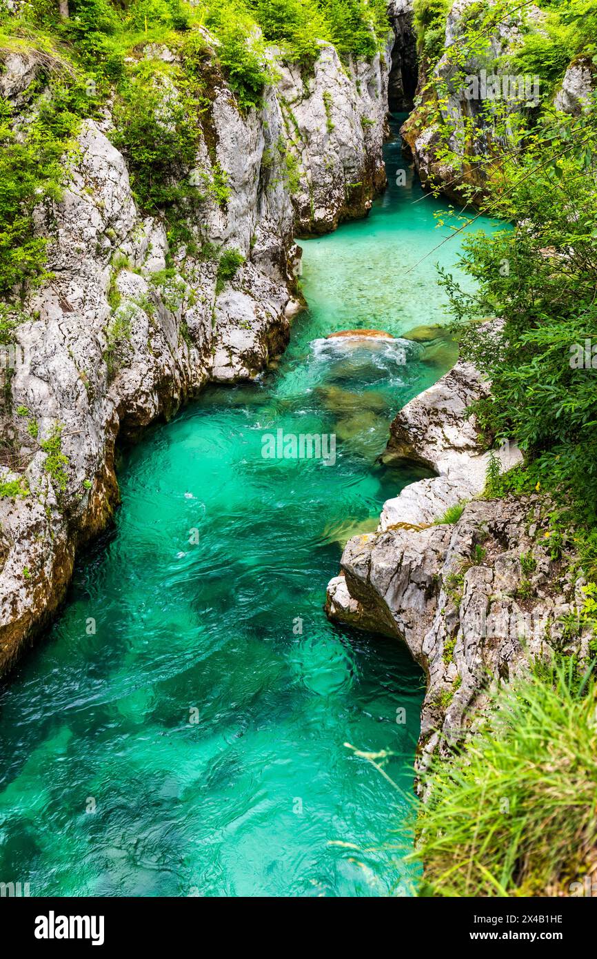 Fantastische Soca-Schlucht in den slowenischen Alpen. Große Soca-Schlucht (Velika korita Soce), Triglav-Nationalpark, Slowenien. Großer Canyon des Soca River, Bovec, Stockfoto