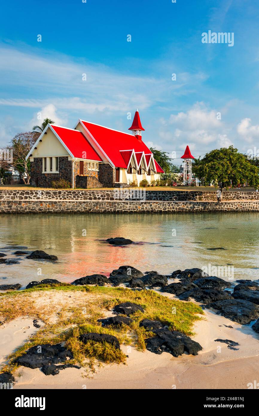Rote Kirche im Dorf Cap Malheureux auf Mauritius. Notre Dame de Auxiliatrice, ländliche Kirche mit rotem Dach im tropischen Dorf Cap Malheureux auf M Stockfoto
