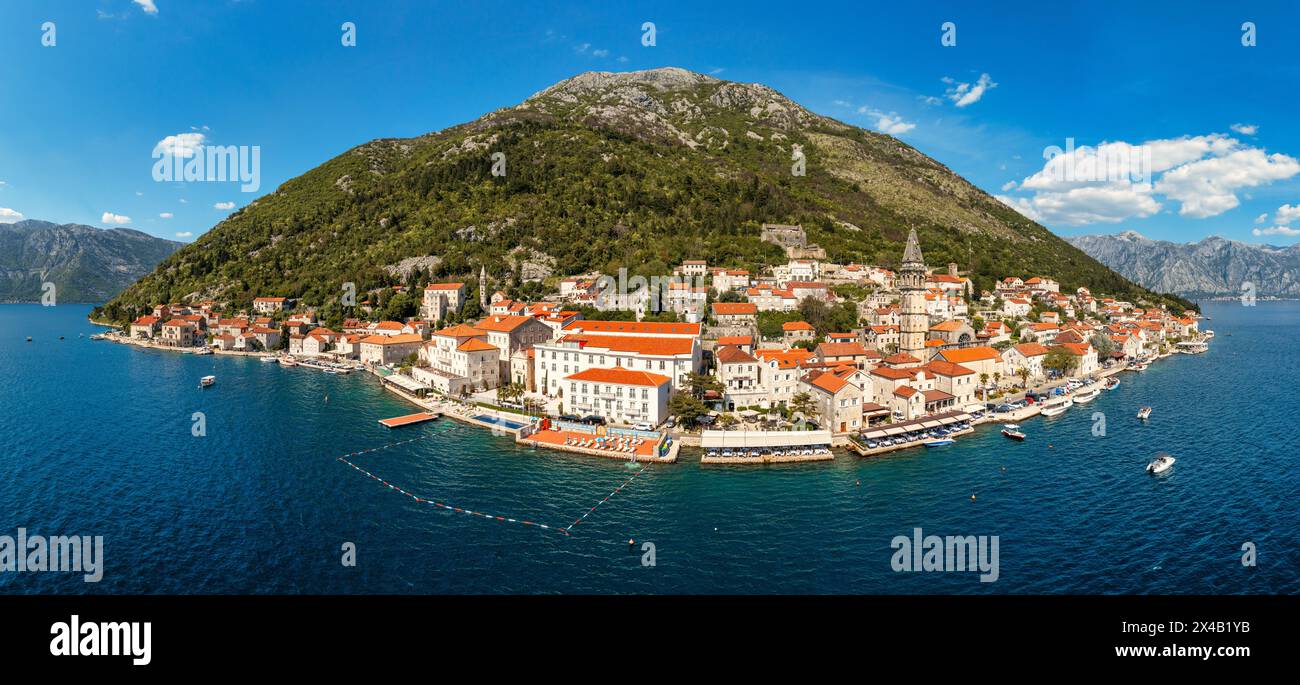 Blick auf die historische Stadt Perast an der berühmten Bucht von Kotor an einem schönen sonnigen Tag mit blauem Himmel und Wolken im Sommer, Montenegro. Historische Stadt P Stockfoto