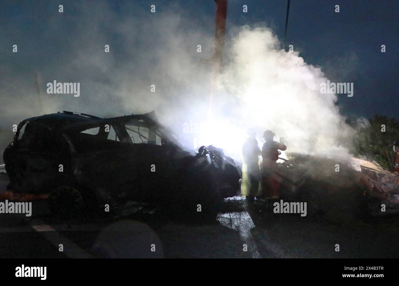 Peking, chinesische Provinz Guangdong. Mai 2024. Rettungskräfte arbeiten am Ort eines Autounfalls auf der Schnellstraße Meizhou-Dabu in Meizhou, südchinesischer Provinz Guangdong, 1. Mai 2024. Die Zahl der Todesopfer ist auf 36 gestiegen, nachdem ein Teil einer Schnellstraße in der südchinesischen Provinz Guangdong am frühen Mittwochmorgen zusammenbrach. Der Vorfall ereignete sich gegen 2:10 Uhr auf dem Meizhou-Dabu Expressway in Meizhou. Der eingestürzte Abschnitt ist 17,9 Meter lang und deckt eine Fläche von 184,3 Quadratmetern ab, sagten Beamte. Quelle: Wang Ruiping/Xinhua/Alamy Live News Stockfoto