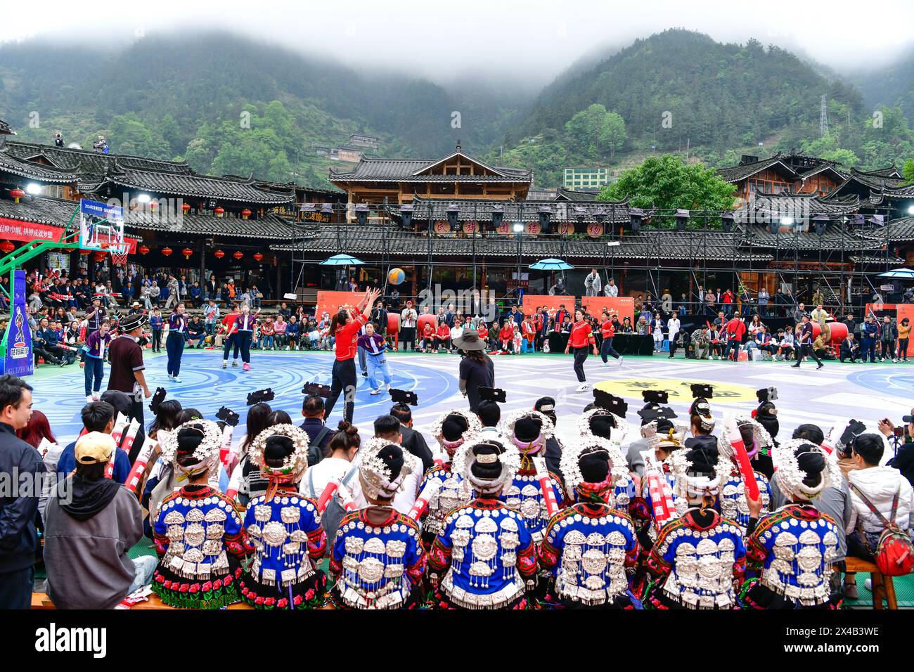 (240502) -- PEKING, 2. Mai 2024 (Xinhua) -- die Zuschauer sehen das letzte Spiel zwischen dem Qiandongnan-Team und dem Tongren-Team am Abschlusstag der 1. Guizhou-Einladungsveranstaltung „Gu-Ma Basketball“ in Qiandongnan Miao und der autonomen Präfektur Dong, Provinz Guizhou im Südwesten Chinas, 1. Mai, 2024.Frauen aus ethnischen Minderheiten in der Provinz Guizhou im Südwesten Chinas haben begonnen, Basketball auf ähnliche Weise wie Fußball zu spielen, sodass sie mit dem Ball auf dem Platz laufen können, ohne dass sie zu Fouls wie Hacking und Ellbogenschießen aufgefordert werden. Die Einwohner bezeichnen diese Art von Basketballspiel als „Gu-Ma Basketba“ Stockfoto