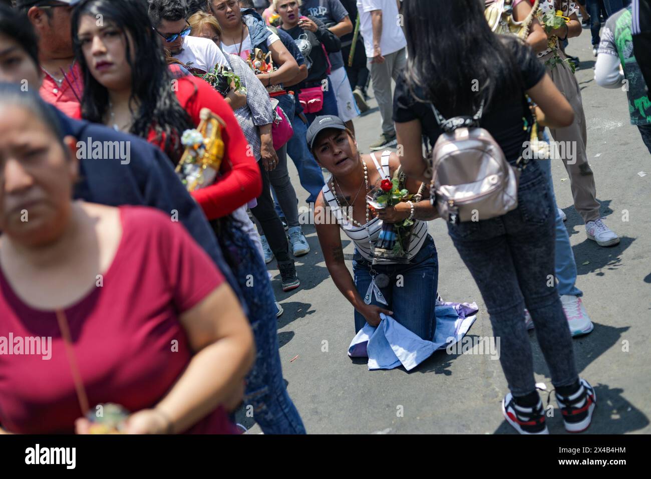 01 de Mayo de 2024. Ciudad de México. Devotos a la Santa Muerte, visitan el altar en la calle de Alfarería en el barrio de Tepito, donde celebran las bendiciones que la Niña blanca, les ha brindado por la fe que tienen en ella. El 01 de Mayo de 2024 en la Ciudad de México. Foto: Ian Robles/ Credit: Eyepix Group/Alamy Live News Stockfoto