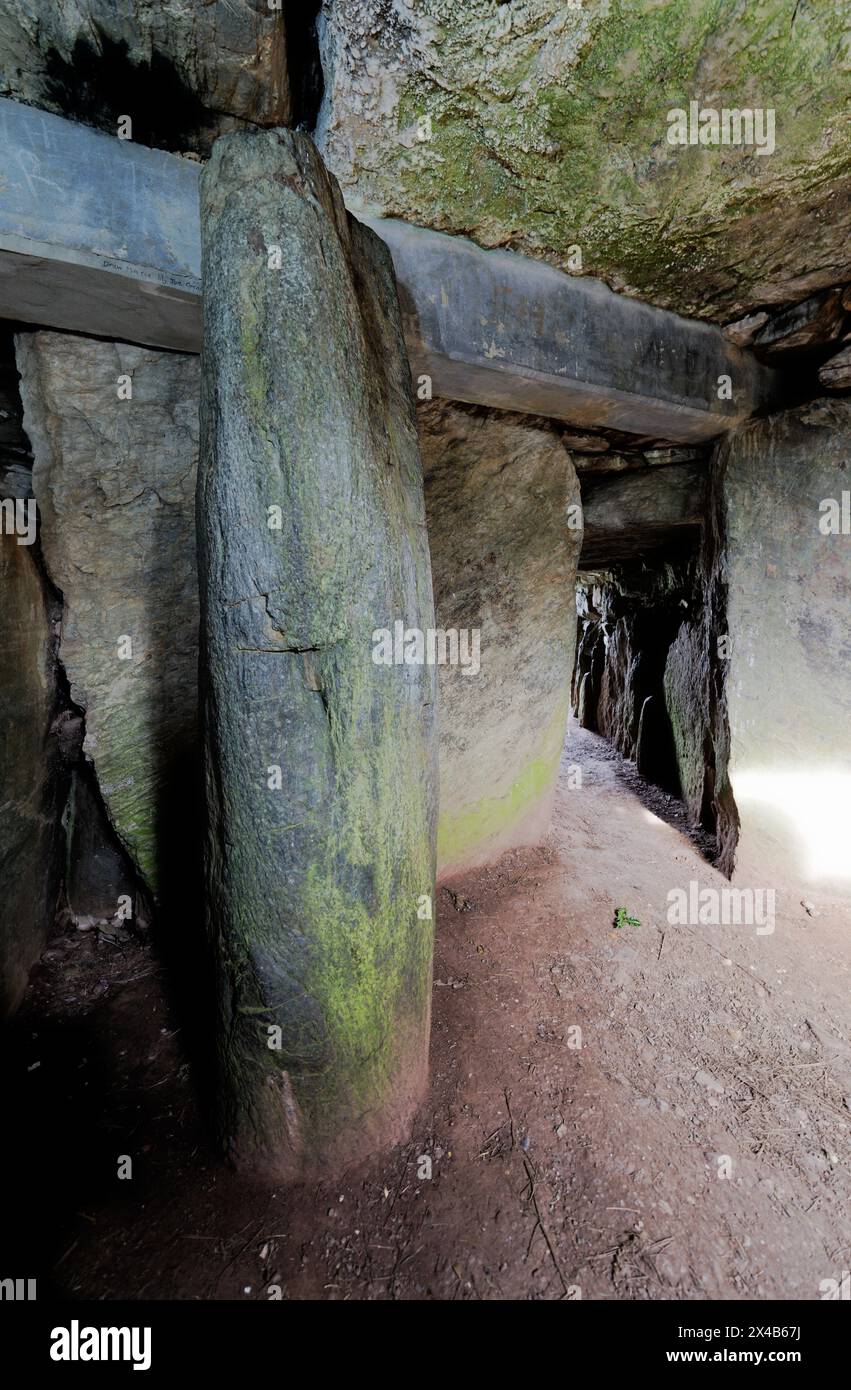 Die neolithische Stätte des Bryn Celli Ddu Komplexes zeigt den Durchgang in das Innere der Grabkammer und den massiven Monolithen aus Blauschisteinen. Anglesey, Wales Stockfoto
