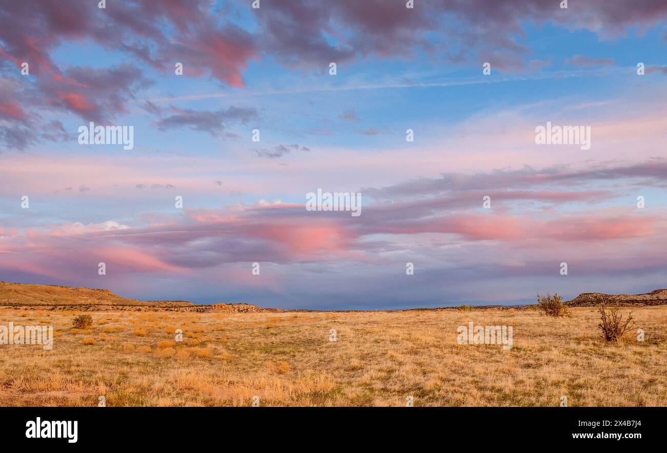 Grand Junction, Colorado, USA. Mai 2024. Der weite Himmel und die hohe Wüstenlandschaft von Colorados Hochwüste in der Nähe von Grand Junction, Colorado. Quelle: csm/Alamy Live News Stockfoto