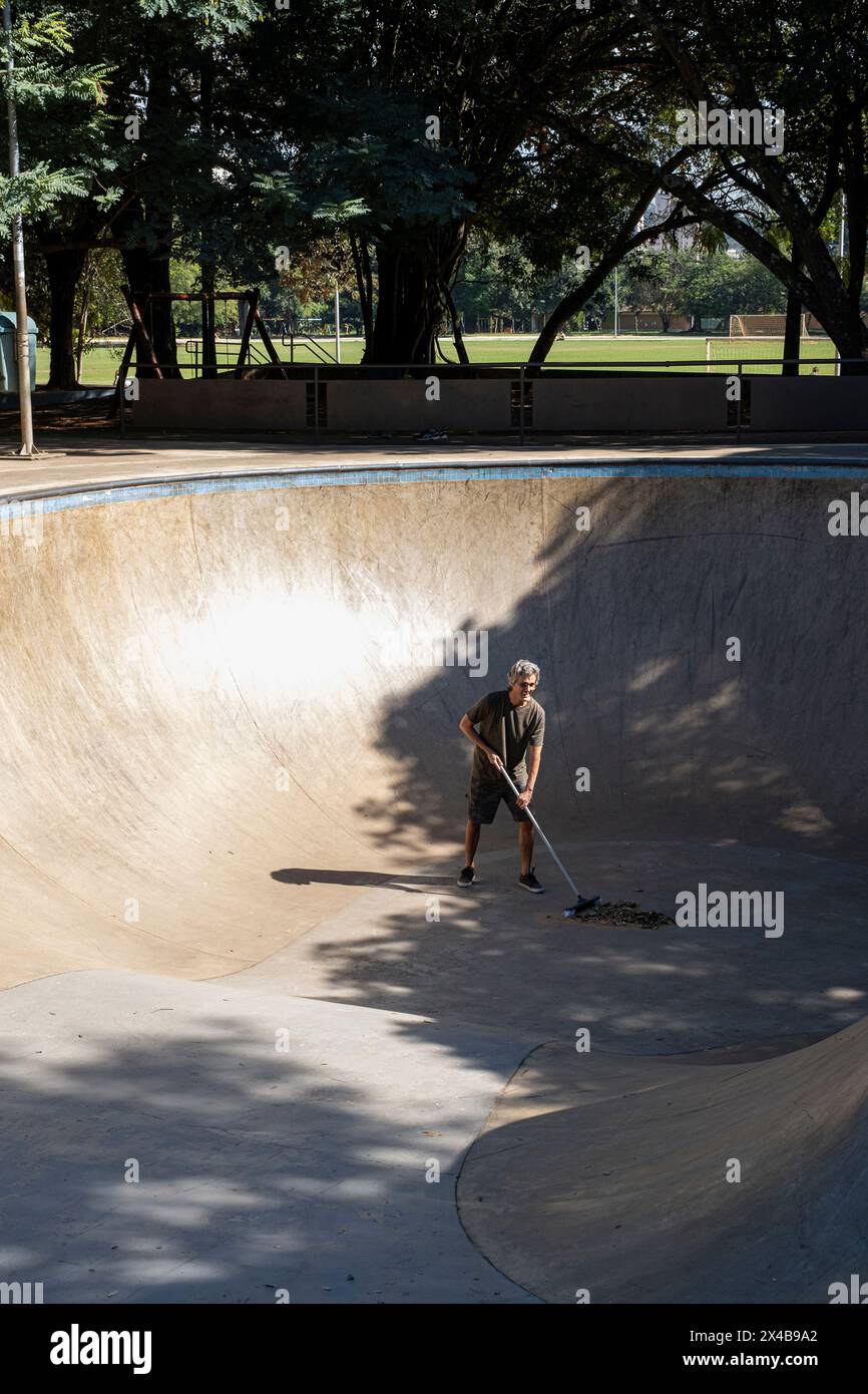 54-jähriger Brasilianer, der die Skate-Lane vor der Benutzung von IT 2 durchfegt. Stockfoto