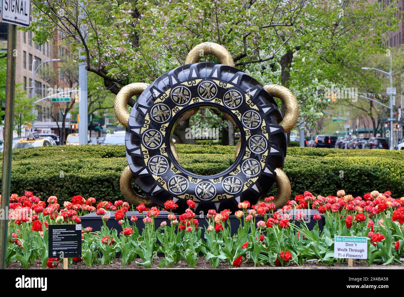 Betsabeé Romero Skulptur „Tracks in Order to Remember“ im Tulpengarten im Zentrum der Park Avenue im oberen Osten von Manhattan im April 2024 Stockfoto