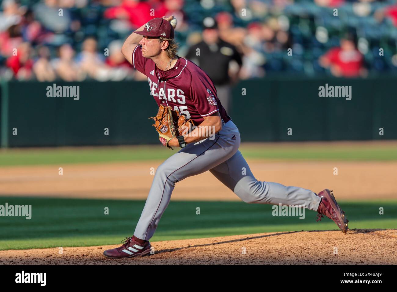 1. Mai 2024: Bears Pitcher Michael Lindsey #45 bereitet sich darauf vor, den Ball nach Hause zu entlassen. Arkansas besiegte Missouri State 8-5 in Fayetteville, AR. Richey Miller/CSM Stockfoto