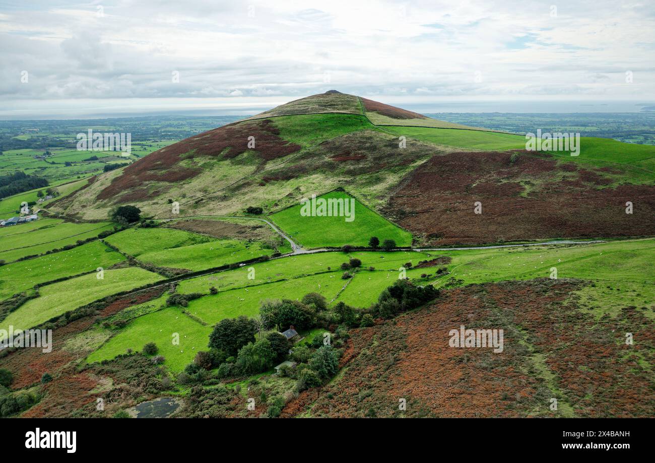 Mynydd Carnguwch Round Barrow. Massiver prähistorischer Steinkairn aus der Bronzezeit, sehr gut sichtbar auf dem Mynydd Carnguwch Hill, Llyn Peninsula, Wales Stockfoto