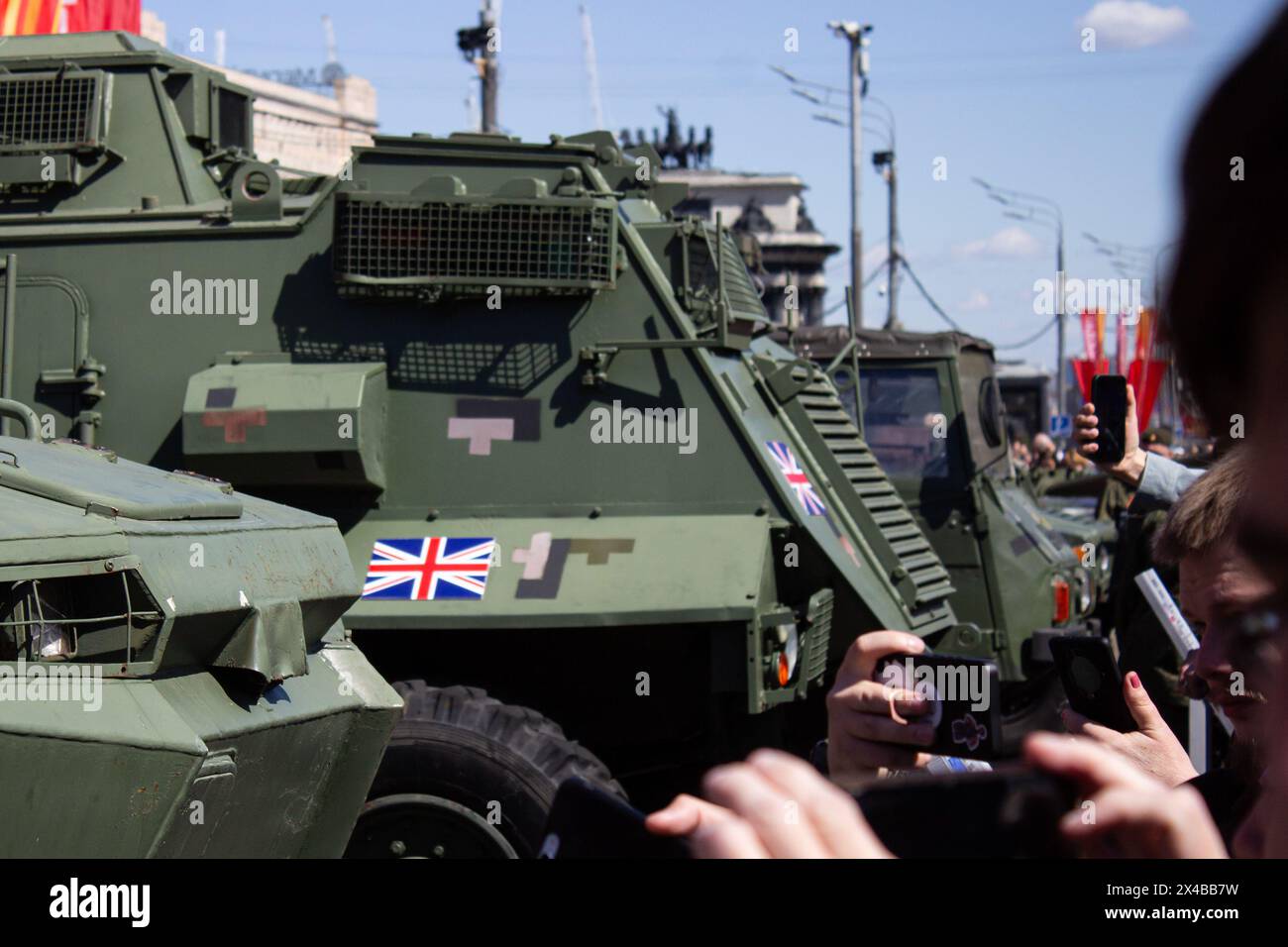 In einer neu eröffneten Ausstellung von militärischen Trophäen in Moskau machen die Menschen Fotos von gefangenen NATO-Militärfahrzeugen. Am 1. Mai 2024 eröffnete im Moskauer Siegespark eine Ausstellung mit militärischer Ausrüstung, die von russischen Soldaten während des russisch-ukrainischen Krieges gefangen genommen wurde. Beschädigte, zerstörte und gefangengenommene militärische Ausrüstung der NATO-Länder und der Ukraine wird der russischen Öffentlichkeit ausgestellt. Der russisch-ukrainische Krieg begann am 24. Februar 2024. Seitdem liefern die NATO-Länder der ukrainischen Armee Waffen. (Foto b Stockfoto